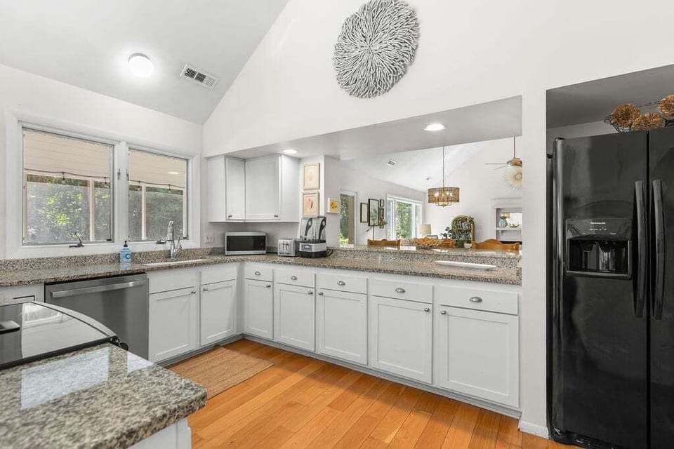 Spacious kitchen equipped with all you need to serve up those gourmet meals.