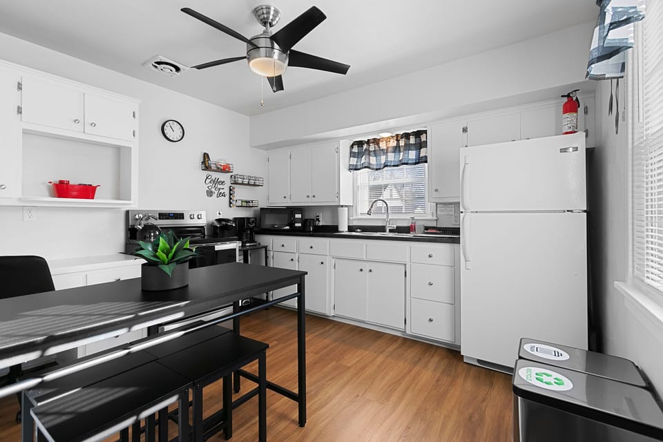 Kitchen Fully equipped with everything you need to eat and cook with. 