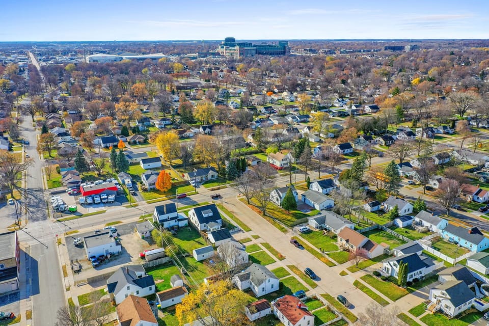 The house is exactly 1 mile from from Lambeau Field! Lot of guest walk there!
