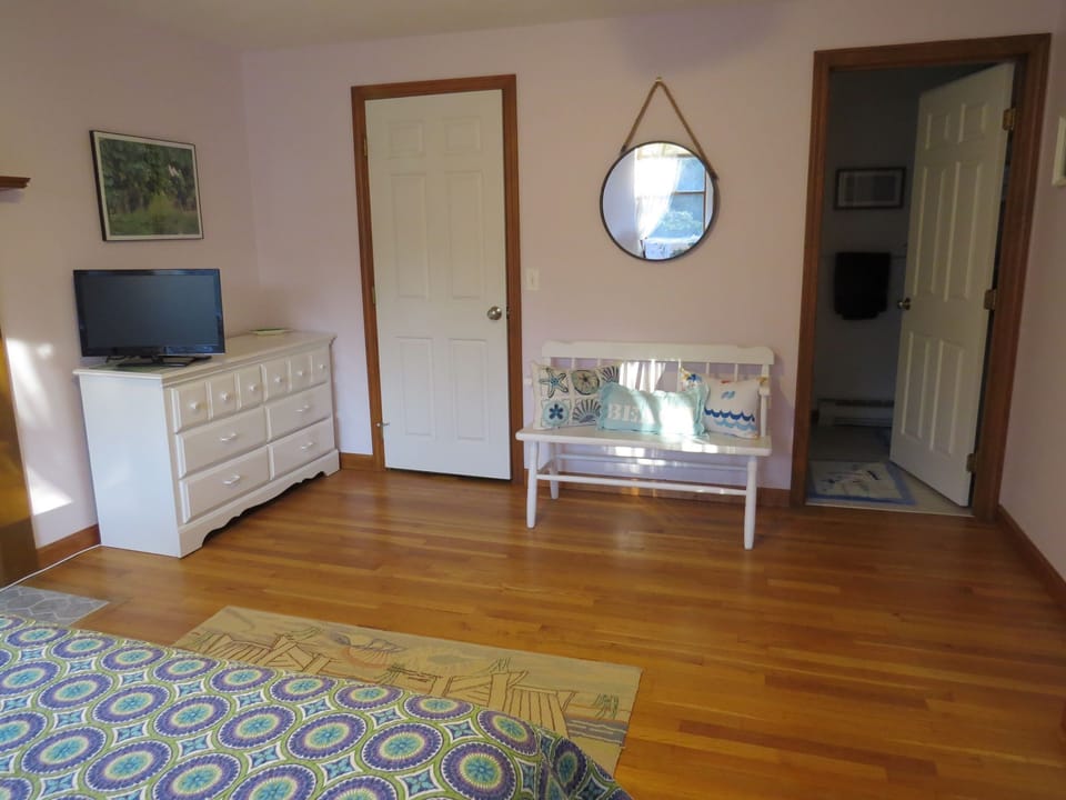 2nd floor master with ensuite full bathroom