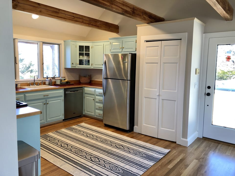 Door off kitchen leads to side deck with cafe table.