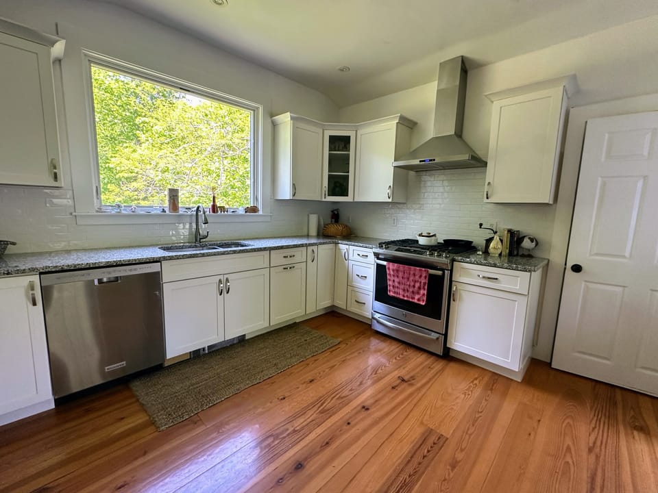 Recently renovated fully equipped kitchen 