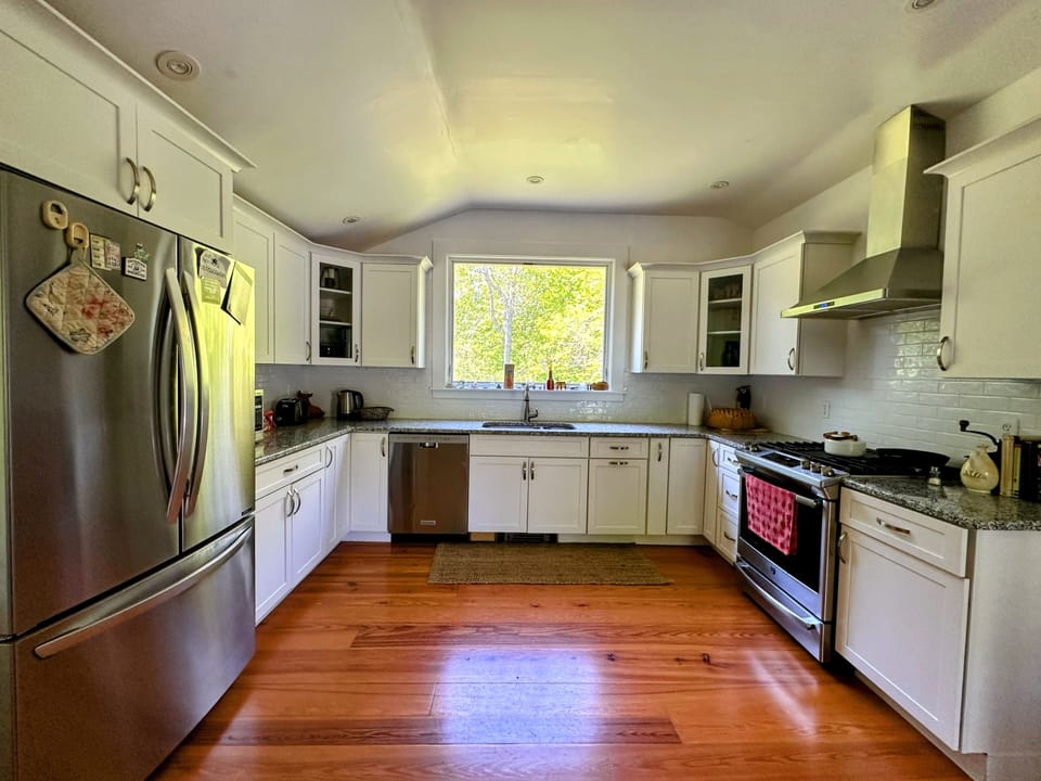 Recently renovated fully equipped kitchen 