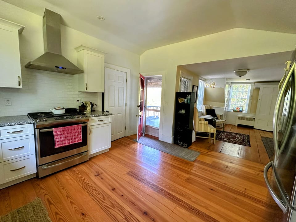 Recently renovated fully equipped kitchen 