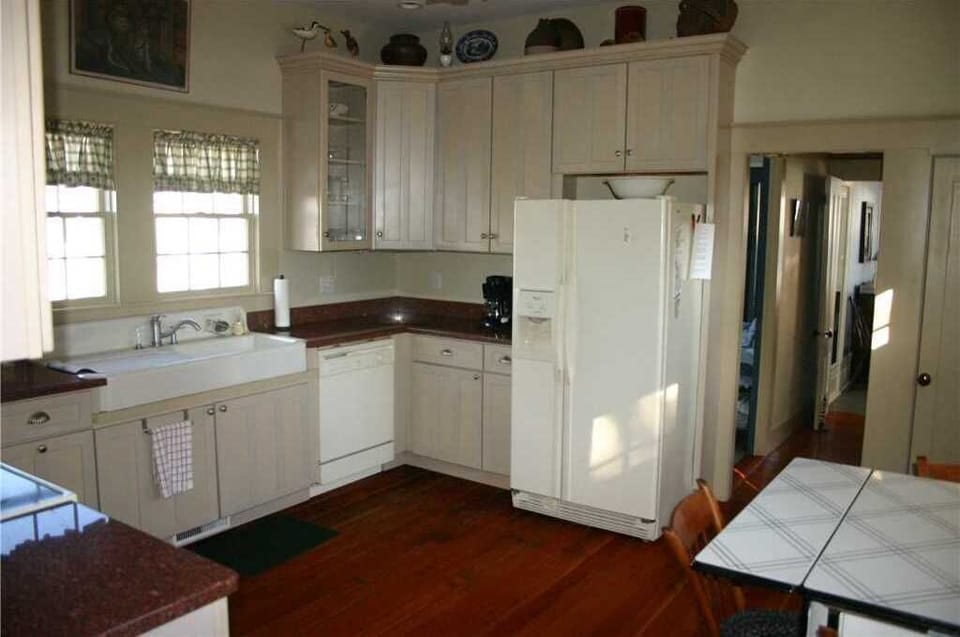 Kitchen leading into front hallway