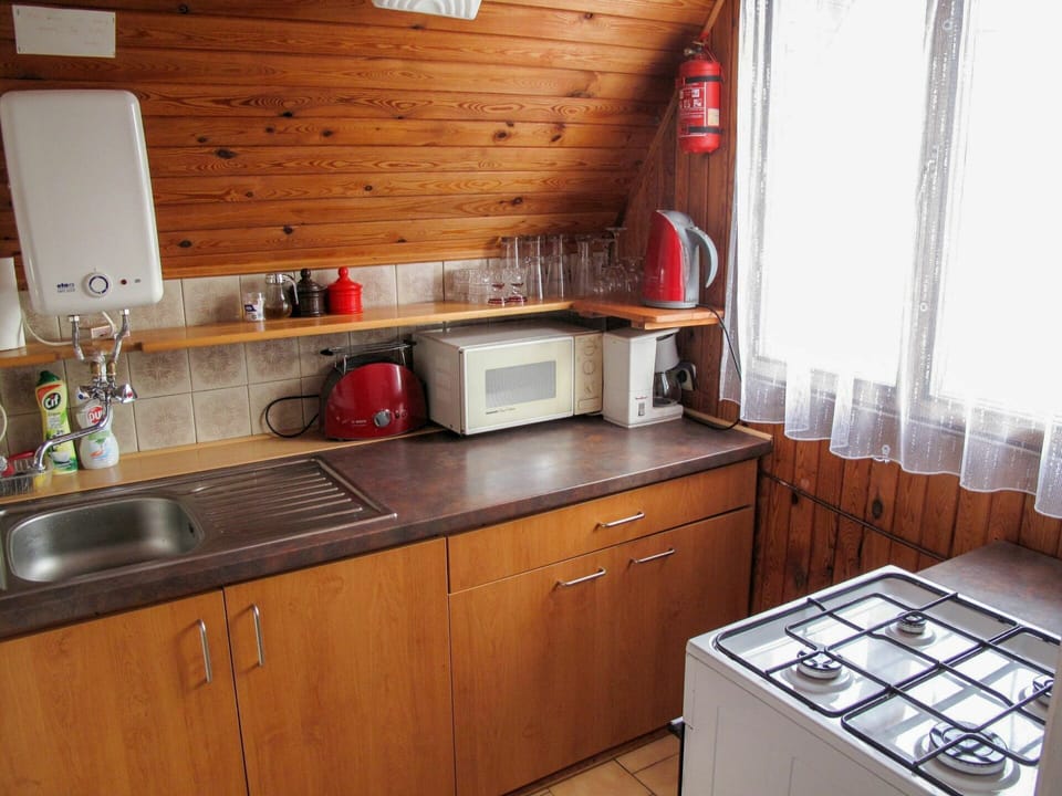 Kitchen Sink, Cabinetry, Sink, Property, Furniture, Countertop, Tap, Kitchen Appliance, Kitchen, Window
