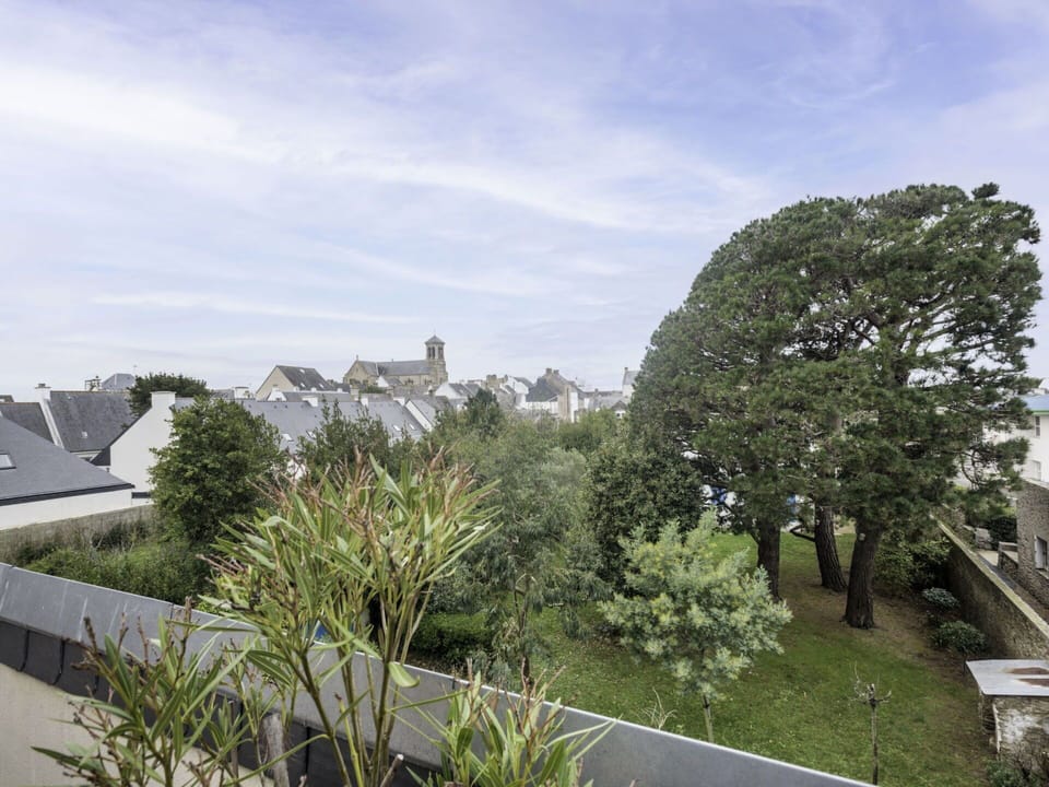 Sky, Cloud, Plant, Plant Community, Building, Tree, Land Lot, Urban Design, Window, House