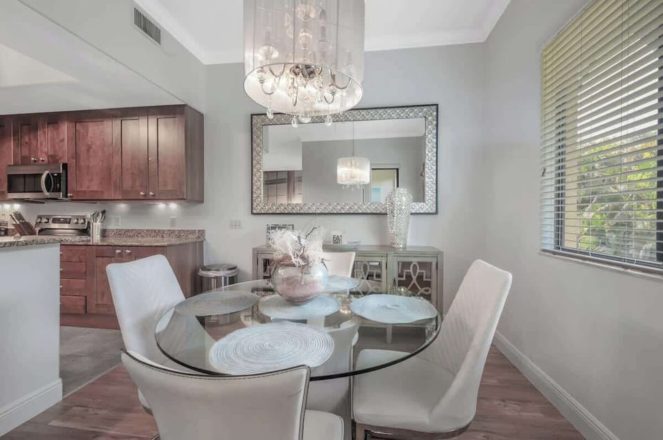 Round tables makes it comfortable for all