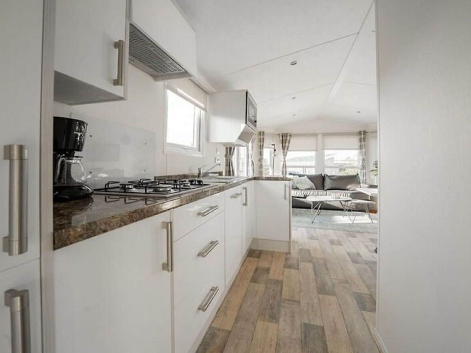 Tap, Cabinetry, Countertop, Building, Sink, Kitchen Stove, Drawer, Wood, Kitchen, Floor