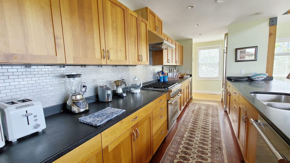 Nicely equipped kitchen with gas range 