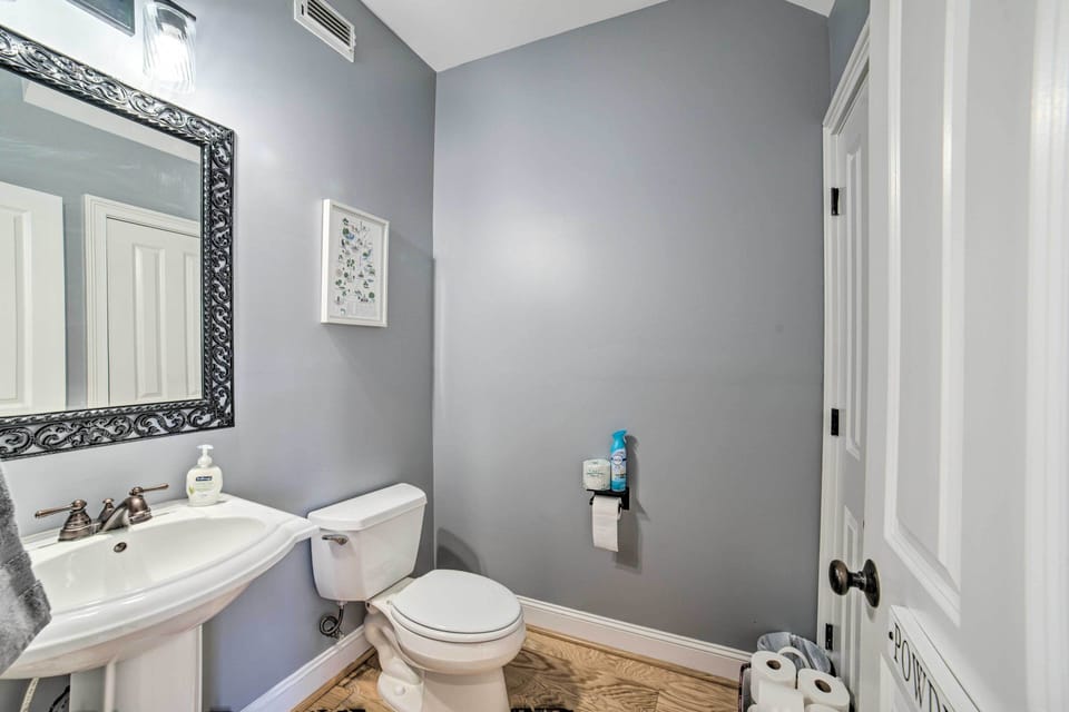 Hal Bathroom | Main Level