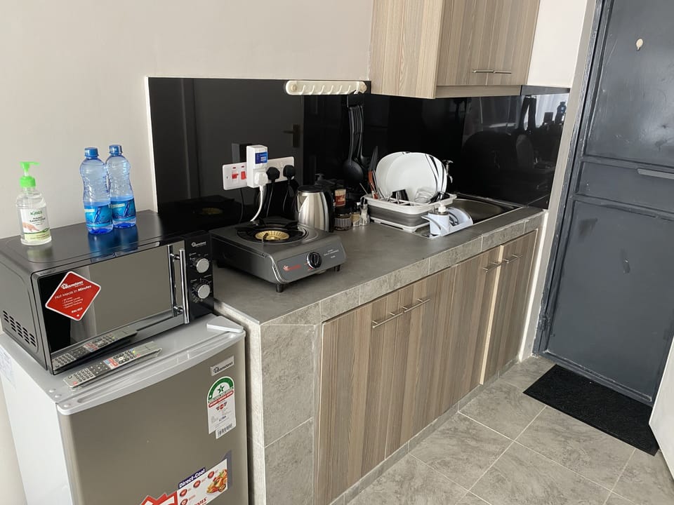 EQUIPPED KITCHENETTE