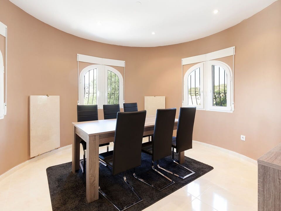 Room, Property, Furniture, Interior Design, Dining Room, Ceiling, Building, Table, Floor, House