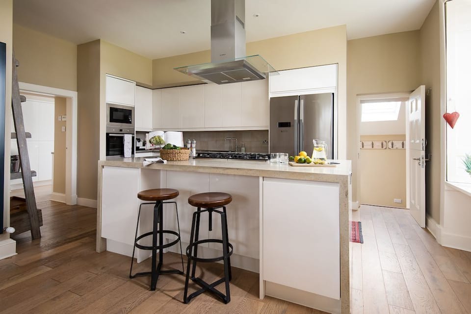 Seaview House - large, light-filled kitchen with seating at the island