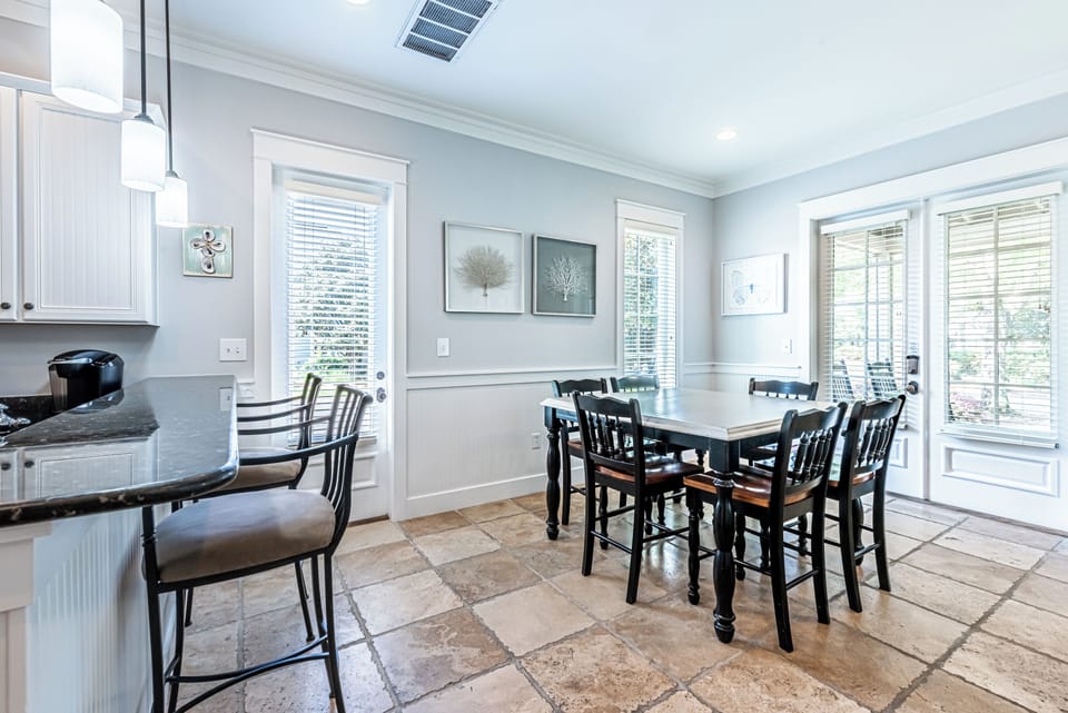 Dining Area & Breakfast Bar