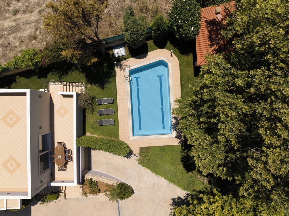 Panoramic aspect of the villa and the surrounding areas.