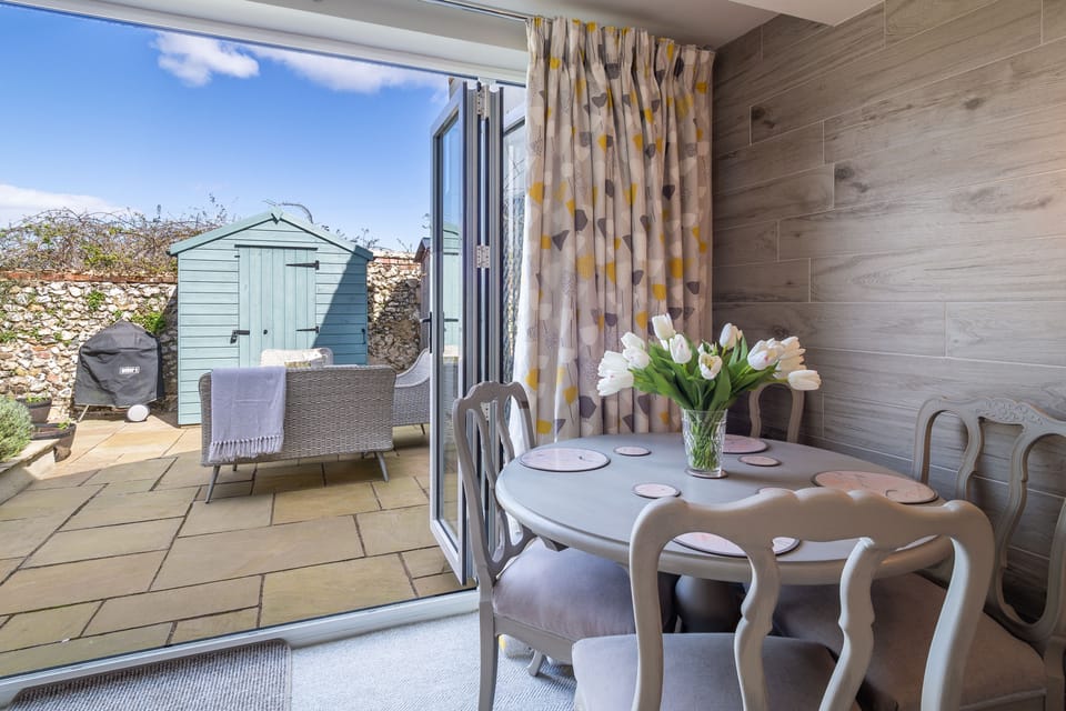 Ground floor : Dining table and sliding doors into the garden