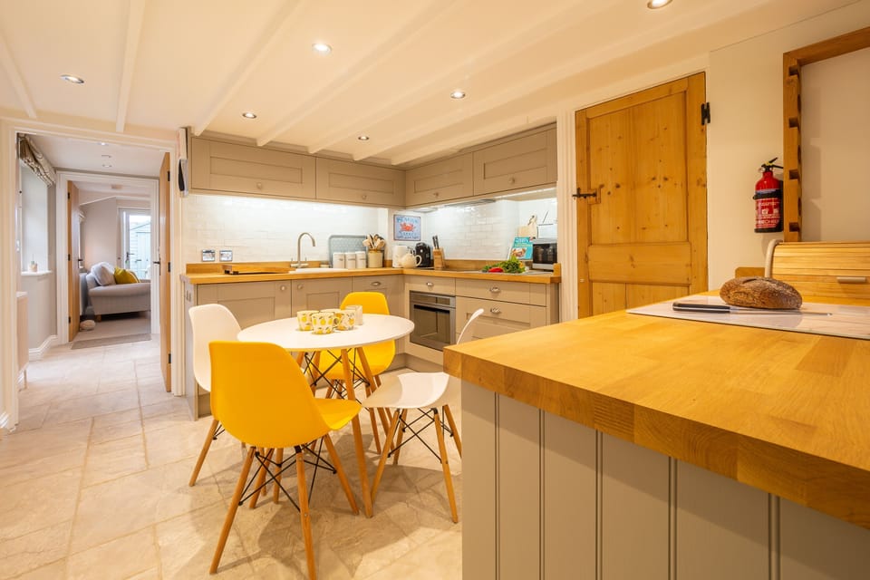 Ground floor: Modern, well-equipped kitchen