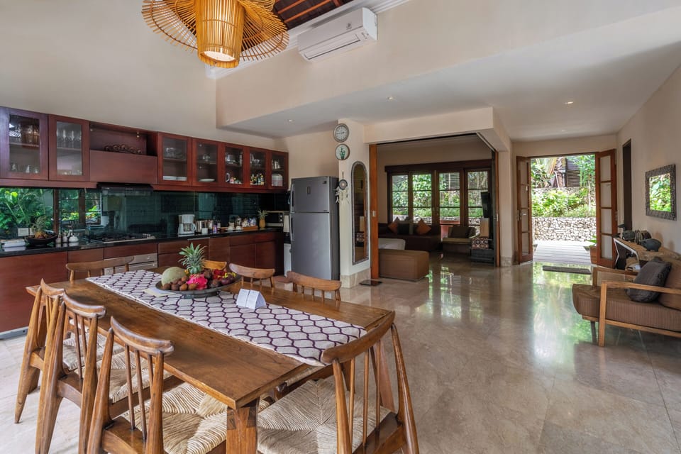dinner table on eight persons