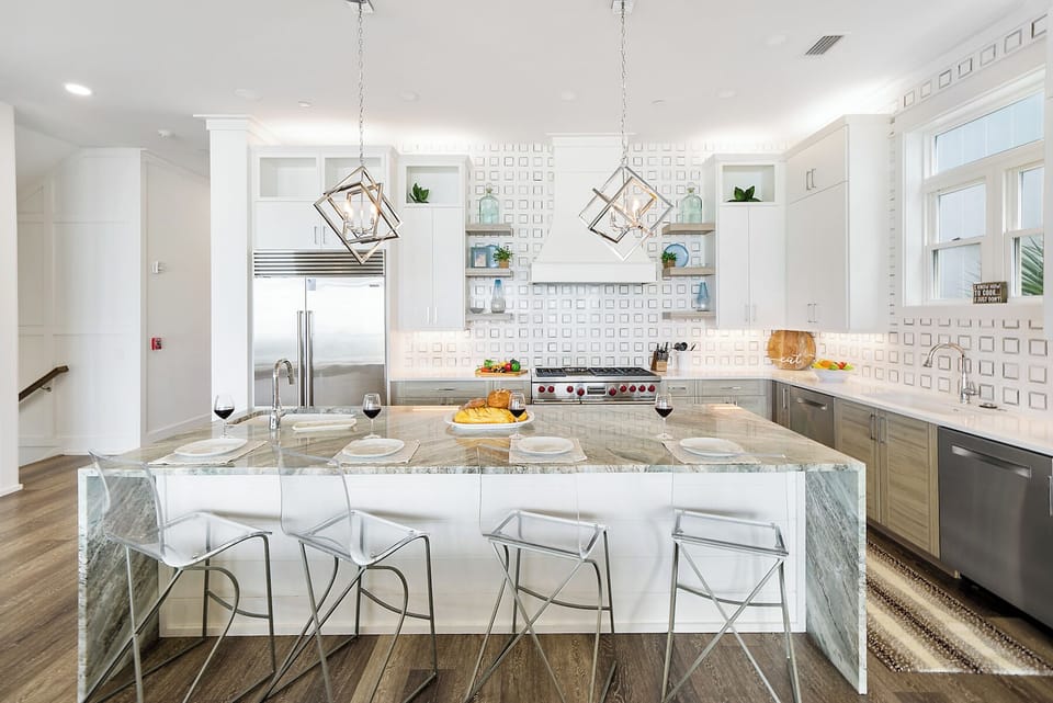 2nd Floor Fully Equipped Kitchen with Eat-in-Bar (4 Barstools)