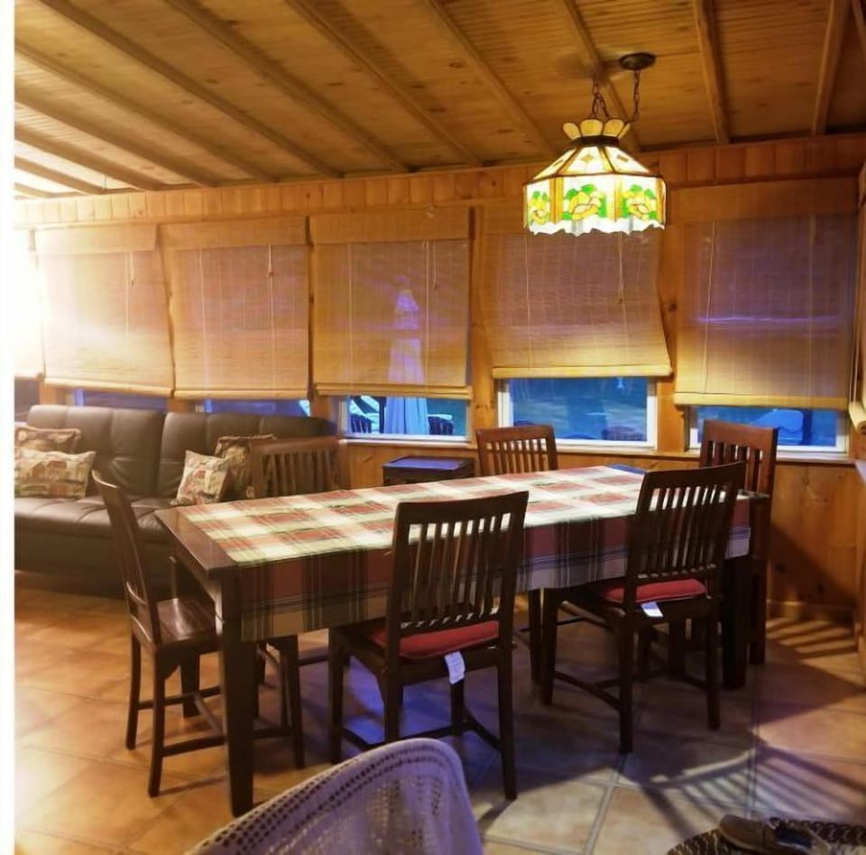 big family room, table sits 10 guests