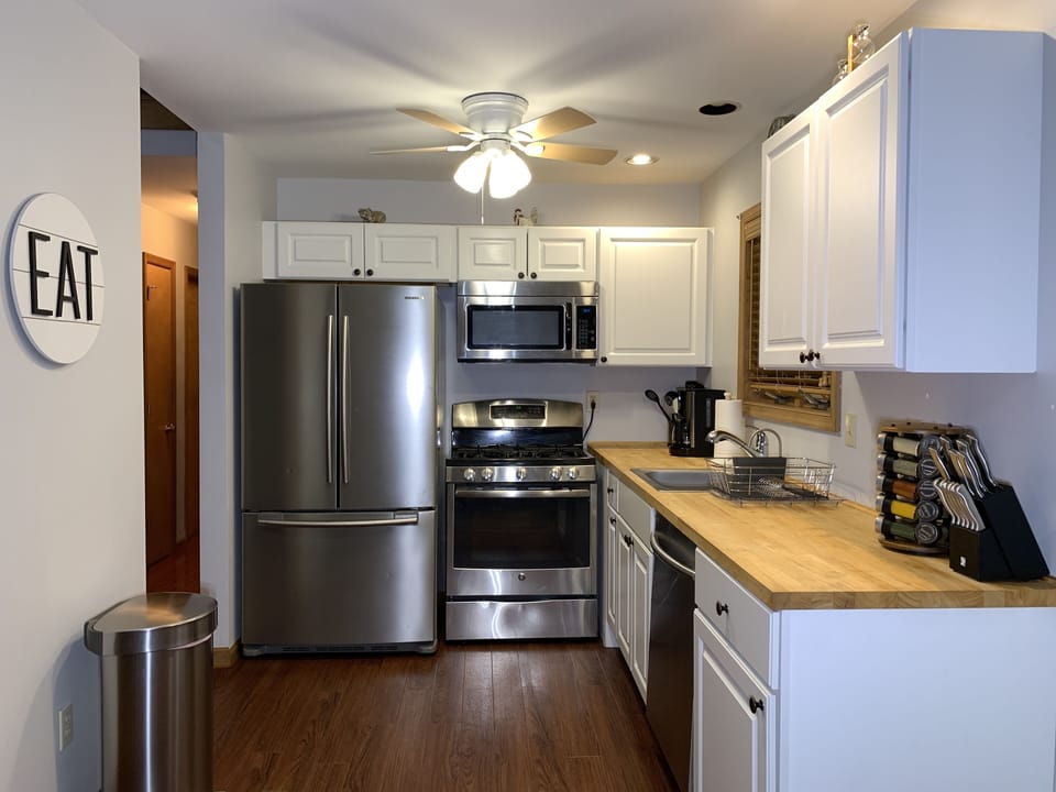 Simple, well appointed kitchen.