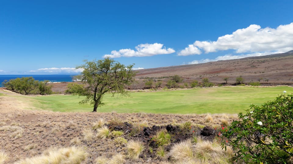 Ocean, golf course and mountain view from lanai!