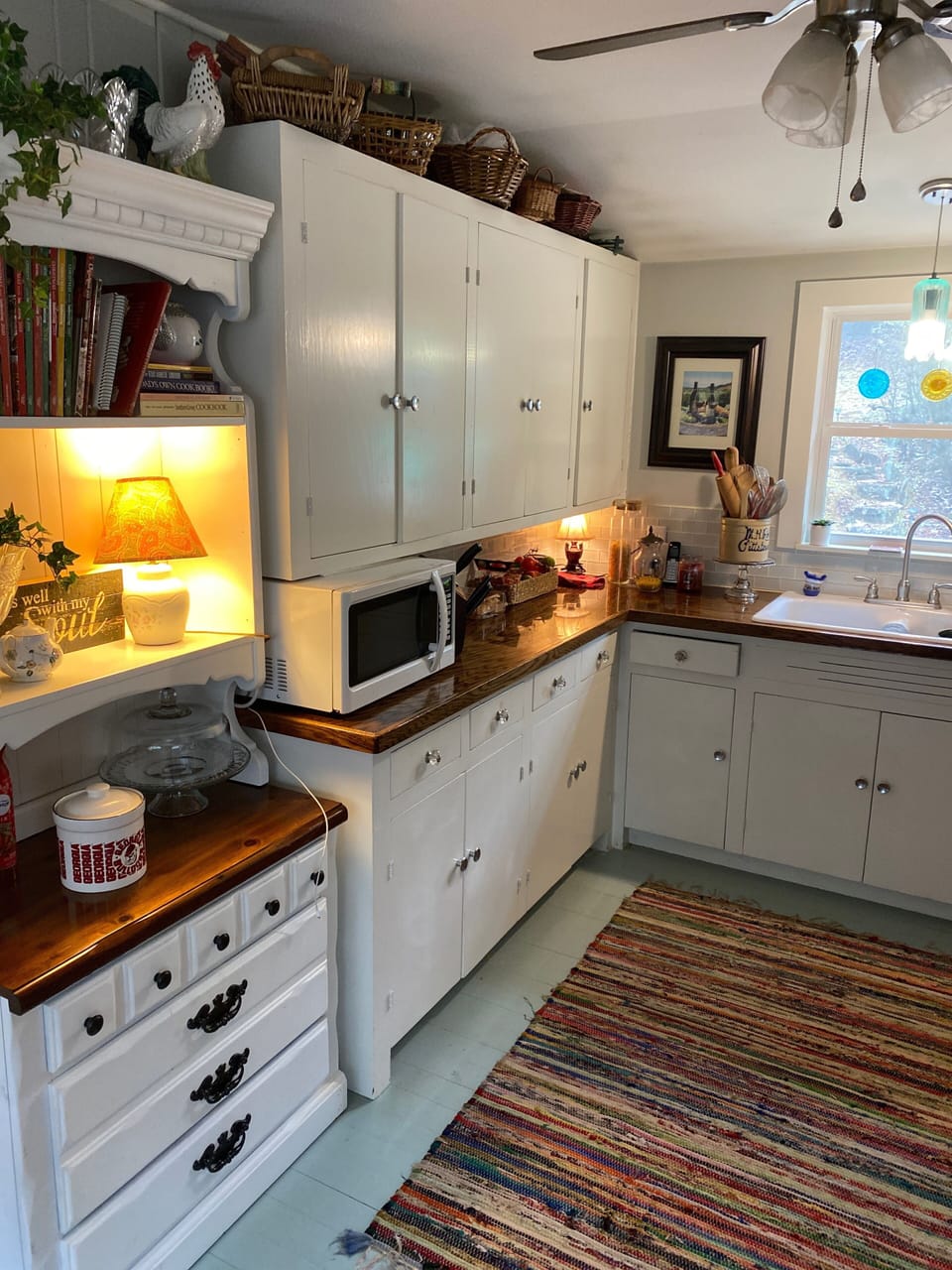 fully equipped kitchen with regular coffee maker