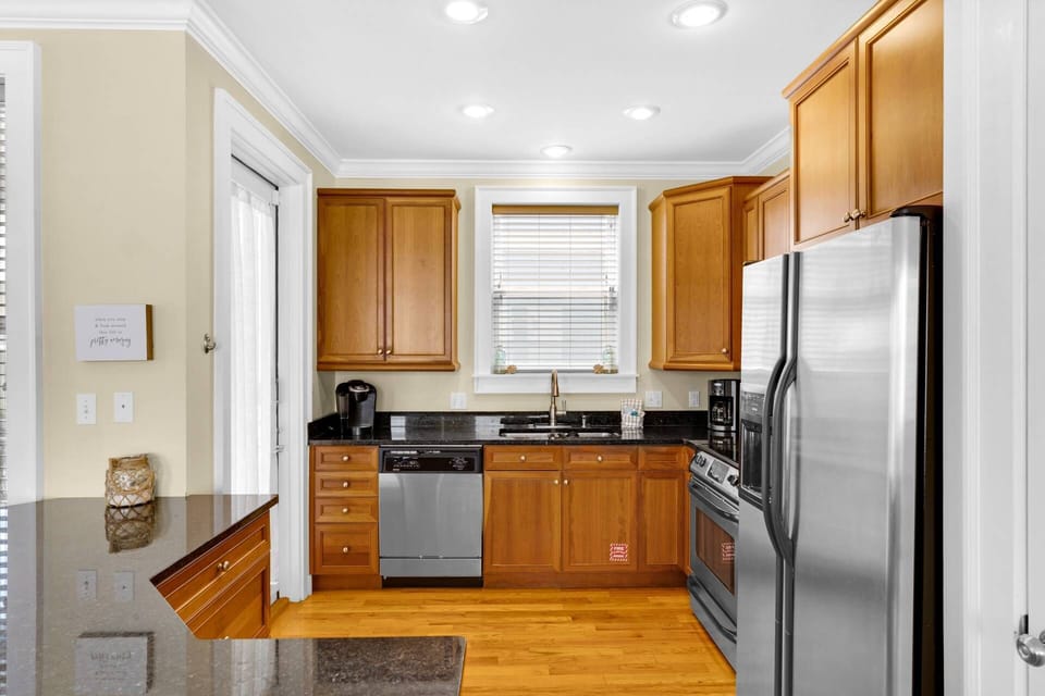 Well appointed kitchen with granite counter tops!
