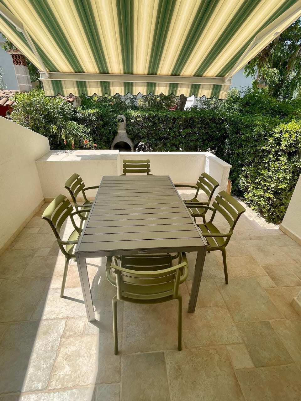 Enjoy time together on the private terrace with dining table and electric sunshade