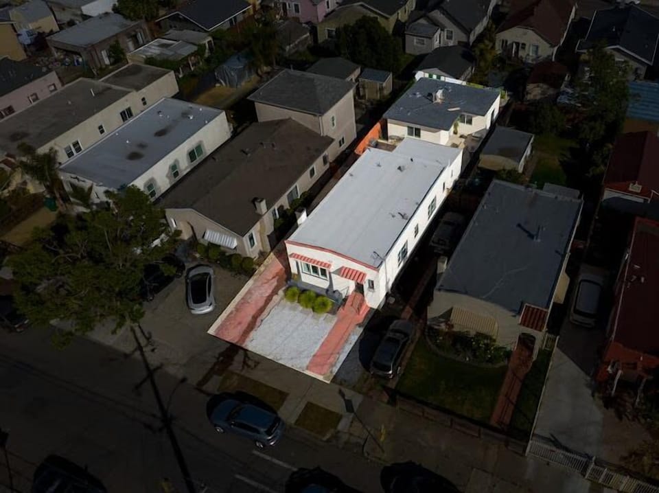 Two homes: Main house 3/2 & guest house 2/1