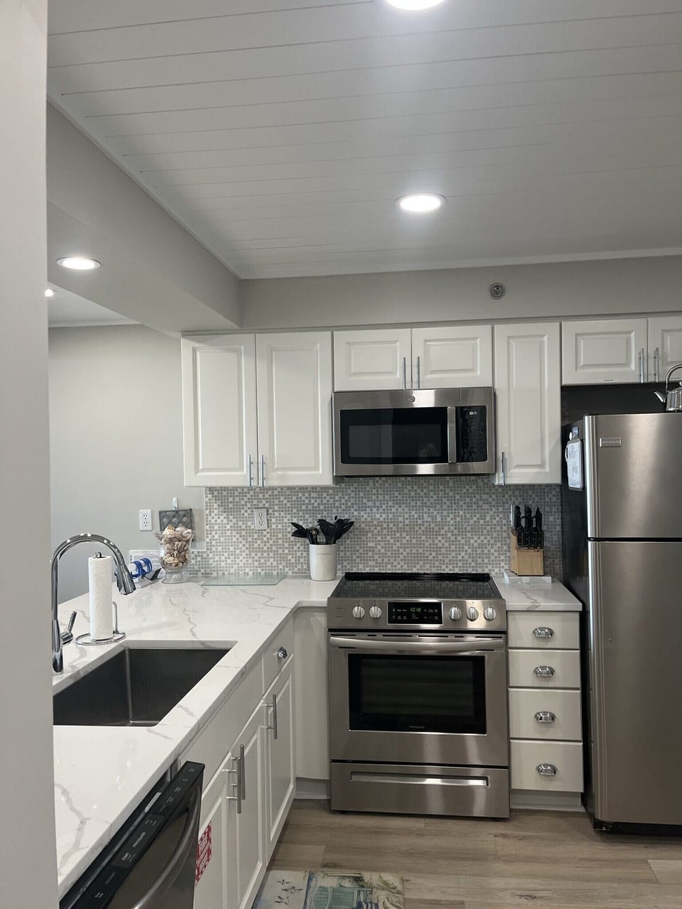 Quartz countertops and new appliances 