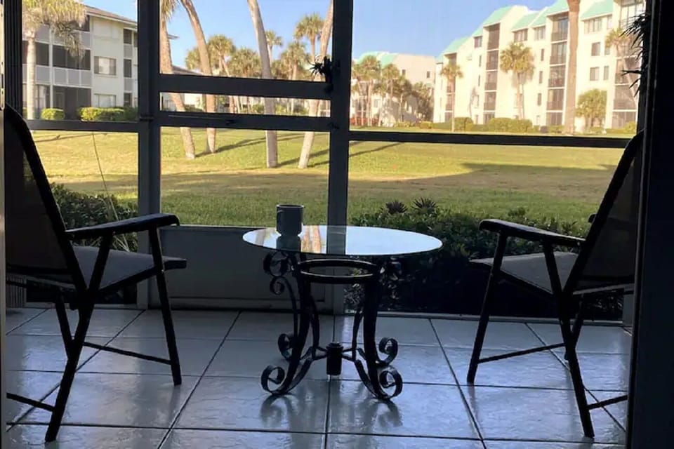 Private lanai overlooking the 7th green 