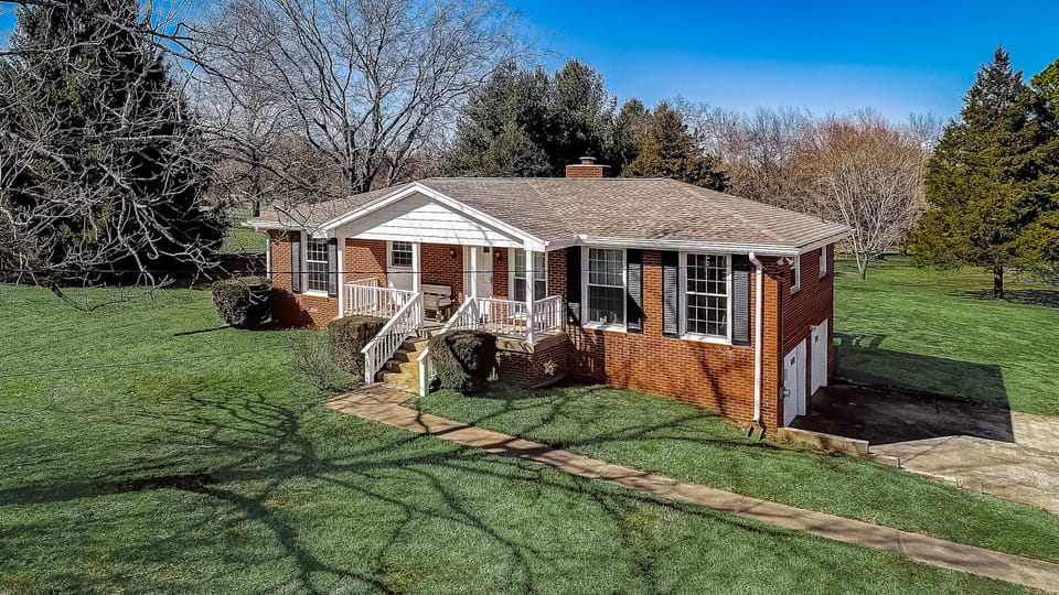 Cute Cottage on an acre of peaceful-ness