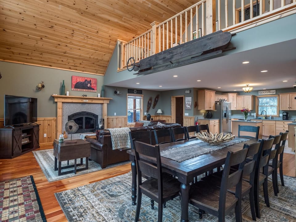 Bear Ridge- Spacious Chalet Minutes swimming, hiking, biking. (95)