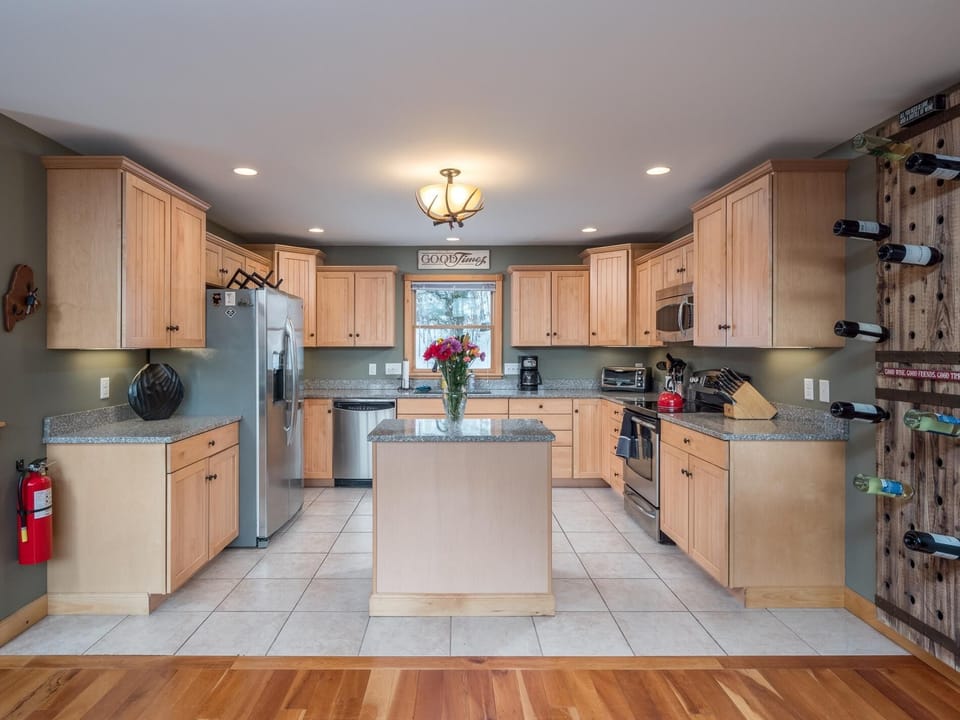 Bear Ridge- Spacious Chalet Minutes swimming, hiking, biking. (96)