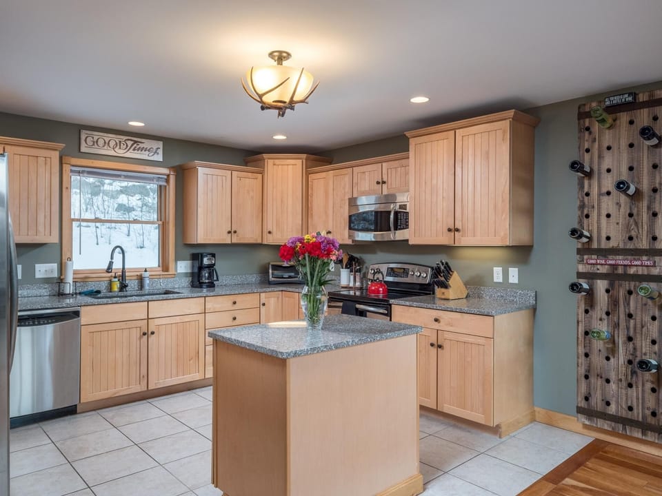 Bear Ridge- Spacious Chalet Minutes swimming, hiking, biking. (98)