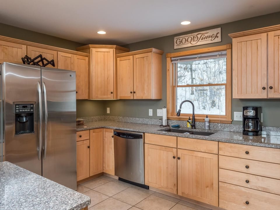 Bear Ridge- Spacious Chalet Minutes swimming, hiking, biking. (97)