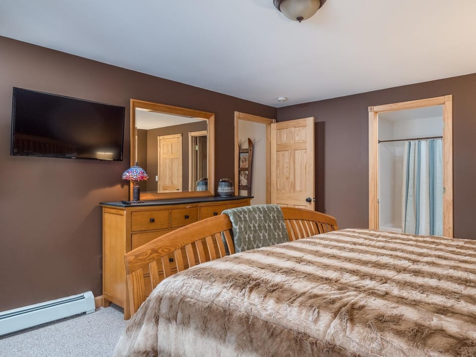 Bear Ridge- Spacious Chalet Minutes swimming, hiking, biking. (129)