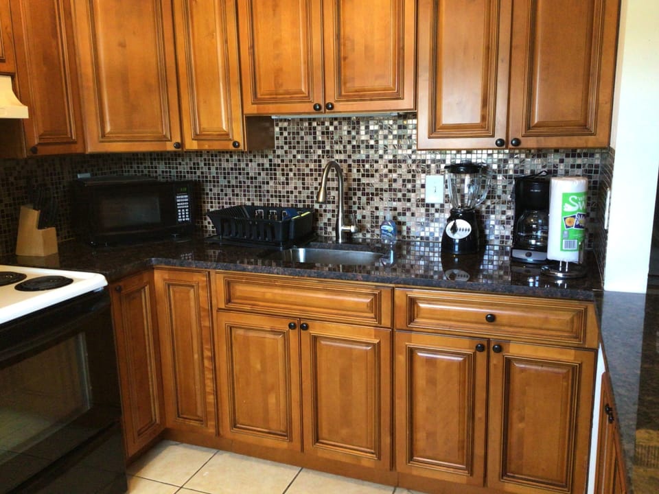 Fully equipped kitchen, pots, pans, baking sheets, glassware, utensils etc....