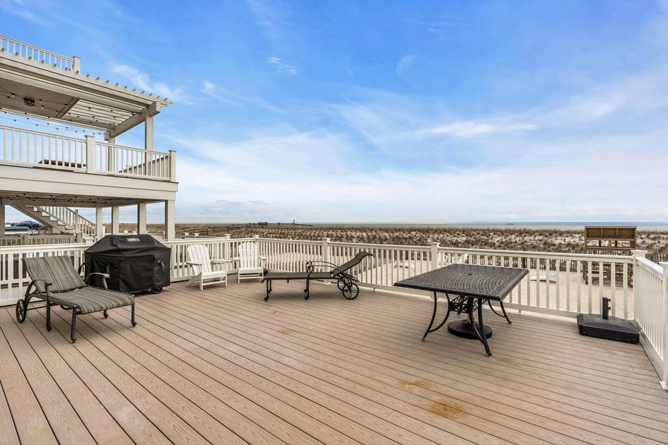 Expansive deck