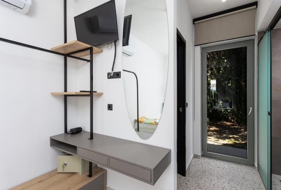 Twin bedroom with en suite bathroom, A/C, and TV