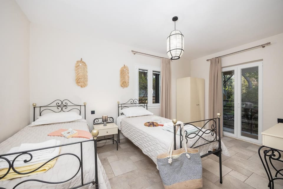 Lower unit: twin bedroom with A/C