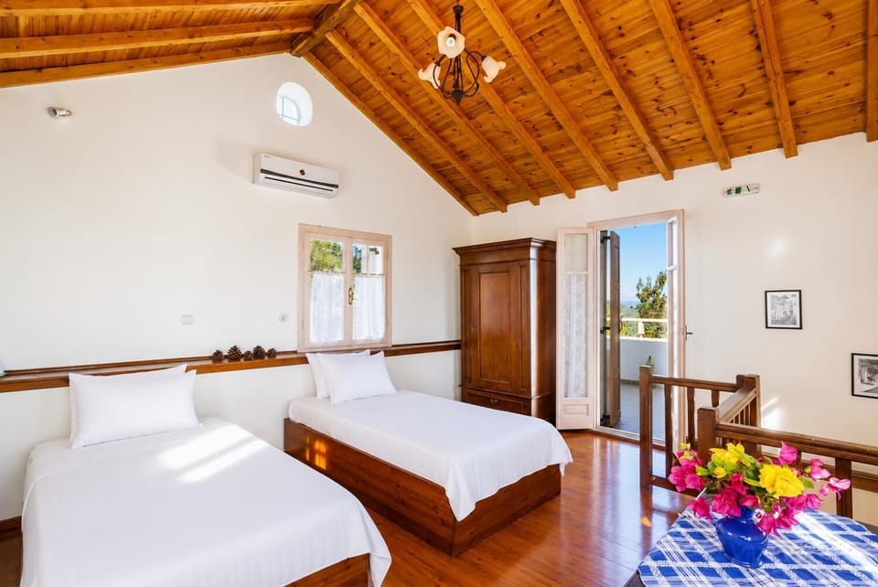 Twin bedroom with balcony access