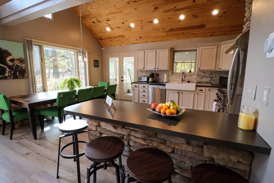 Breakfast Bar with Seating for 4.