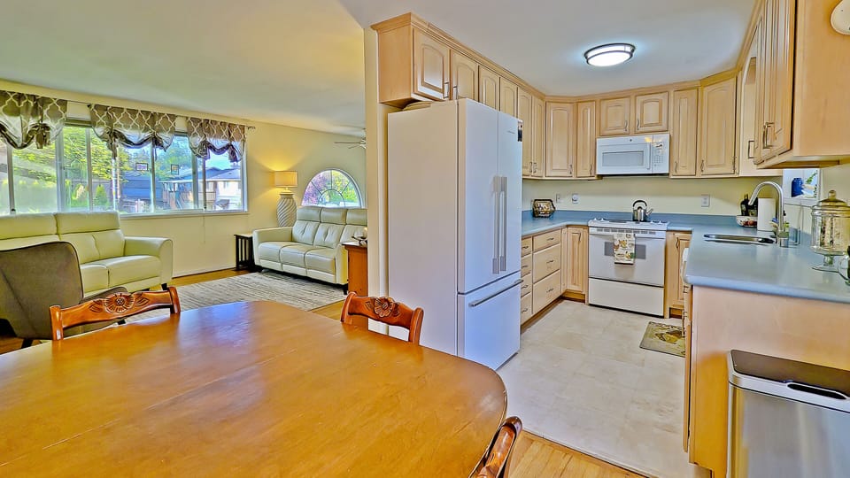 Eating and kitchen space.