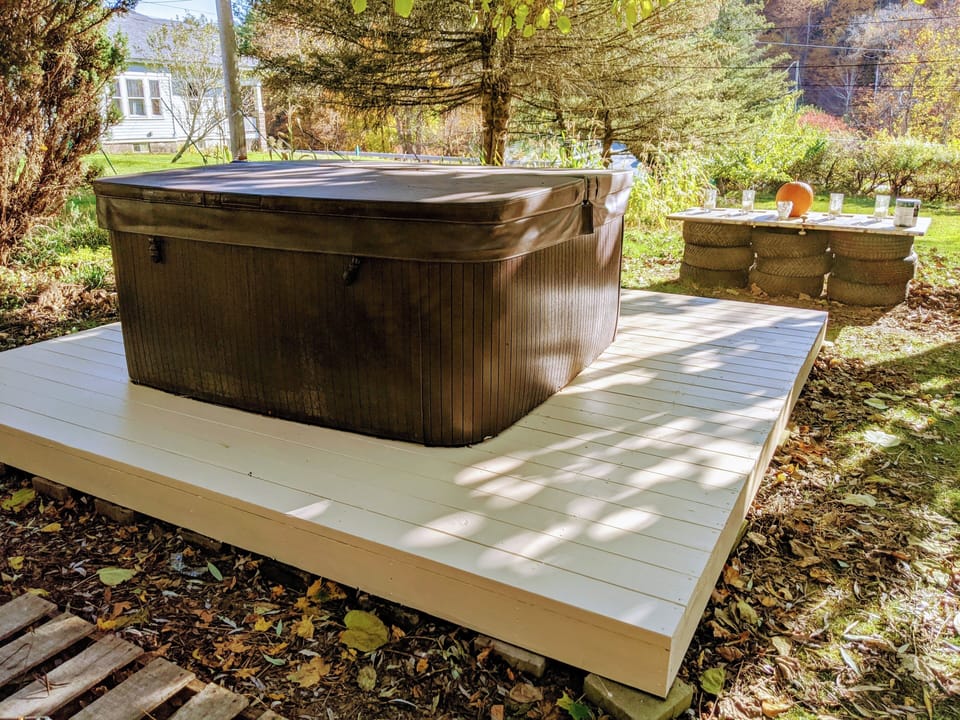 Outdoor spa tub
