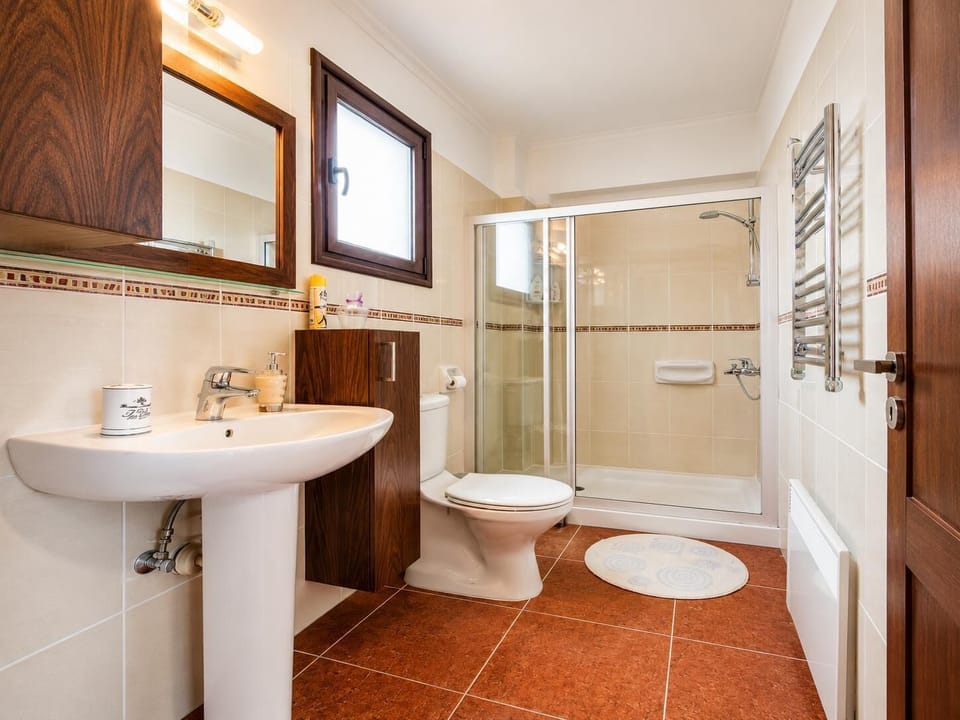 En suite bathroom with shower