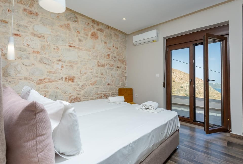 Twin bedroom with A/C and balcony access