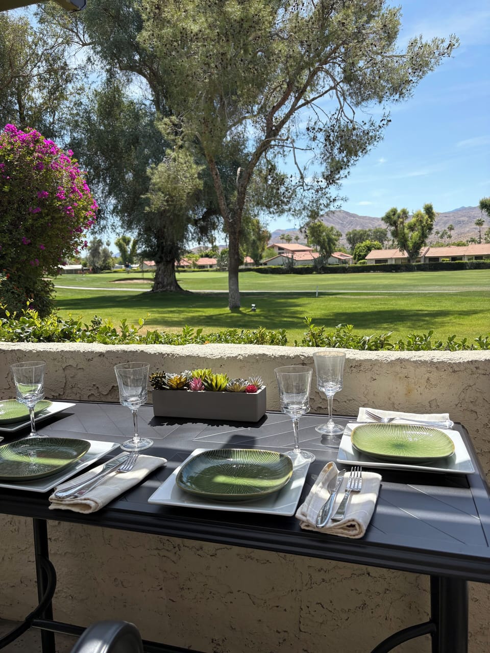 Meals with a view and live entertainment (golfers)!